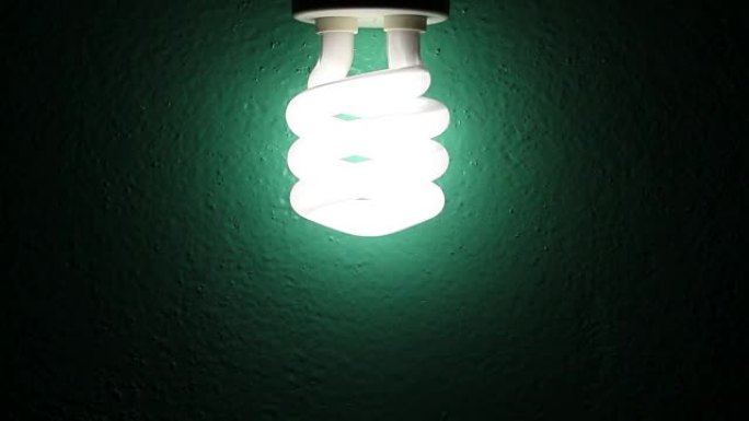 墙上的灯泡照明