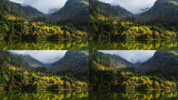 中国九寨沟的五彩湖，瀑布，森林，山脉