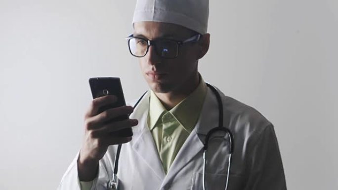 医生使用智能手机。医务人员使用手机上网。