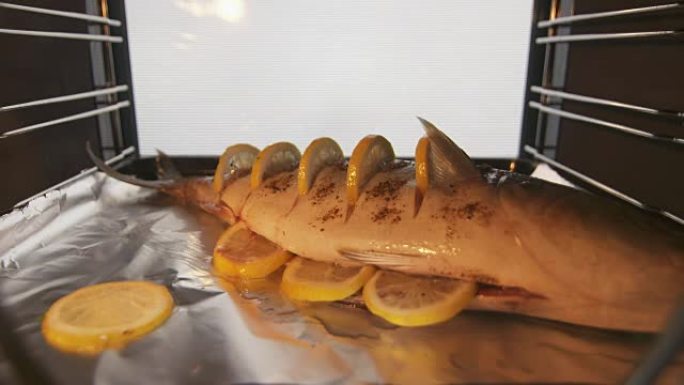 用柠檬在烤箱中烘烤的整个烤鱼seriola