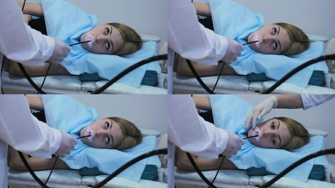 医生通过嘴做胃镜检查的年轻女孩