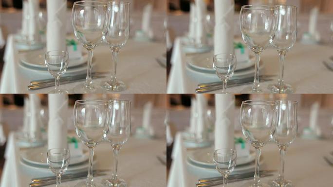 餐厅供应餐桌。桌子上的空玻璃杯