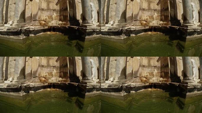 萨加拉索斯老喷泉中心的泉水