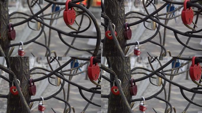 挂在金属人造树爱好者身上的心形锁