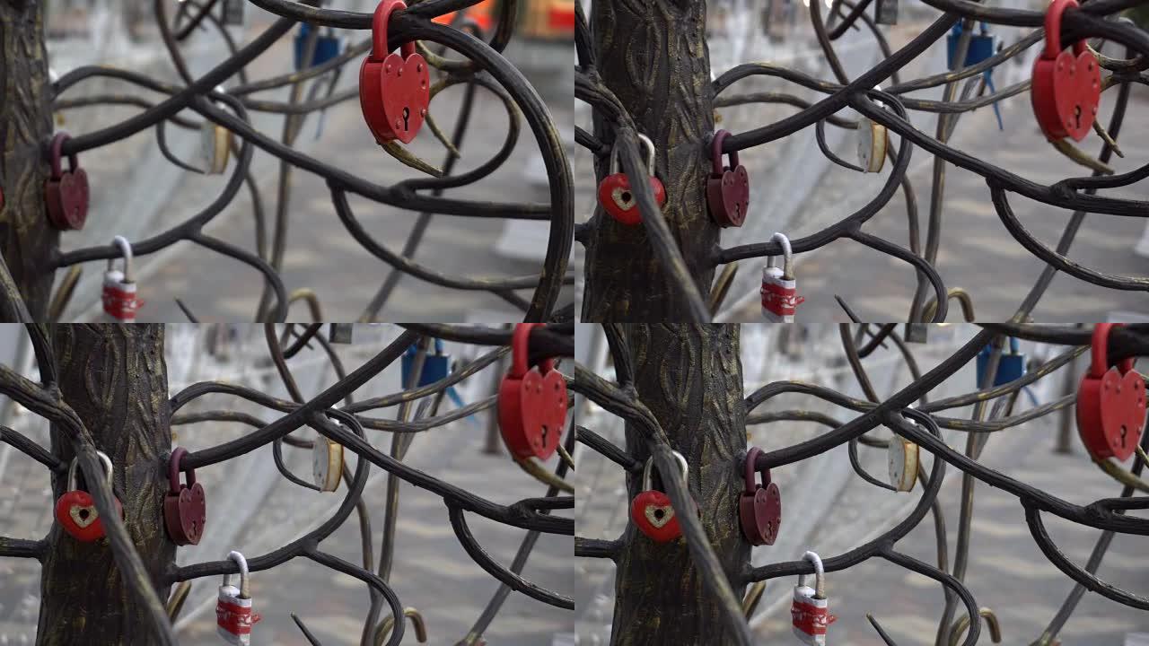 挂在金属人造树爱好者身上的心形锁
