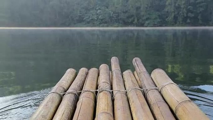 泰国湄宏顺庞翁 (庞塘水库) 早上的竹筏