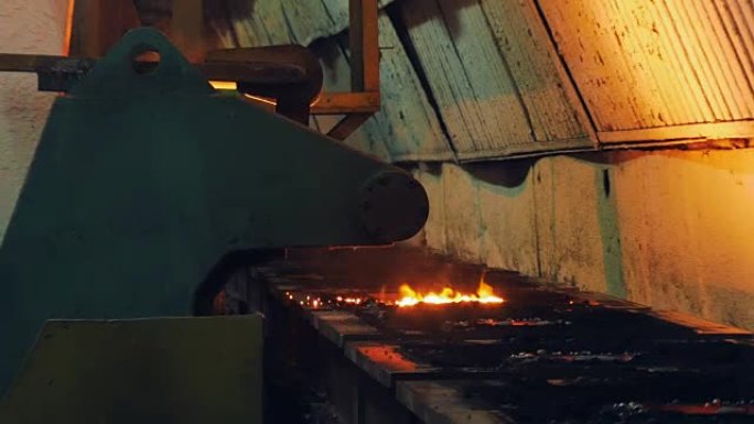炽热的铝正在黑色手推车中浇注，冶金厂的冶炼厂