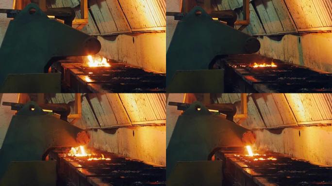 炽热的铝正在黑色手推车中浇注，冶金厂的冶炼厂