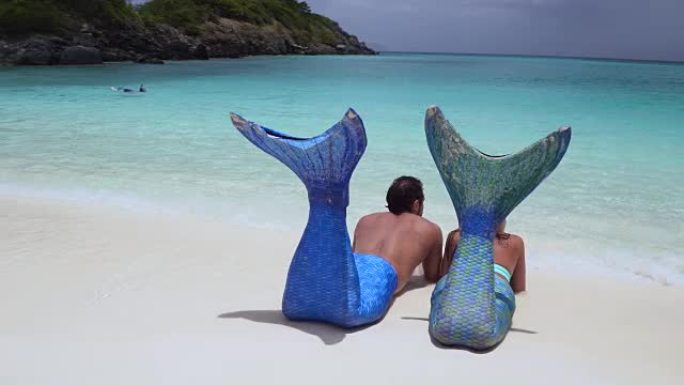 美人鱼夫妇在热带海滩上放松
