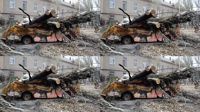 打碎汽车的树。