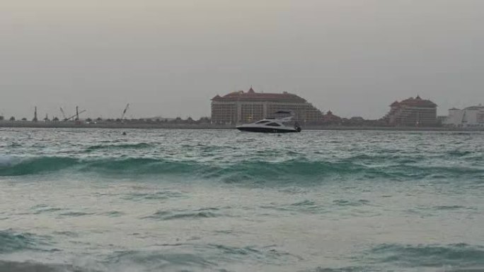阿联酋迪拜晚间棕榈船骑行全景4k