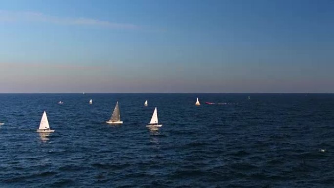 在海上帆船赛中比赛的帆船的鸟瞰图