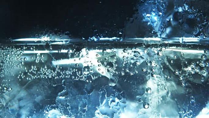 苏打气泡漂浮在液体和冰块中。