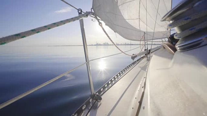 平静的水宁静的帆船夏季阳光明媚的大白帆多风的速度