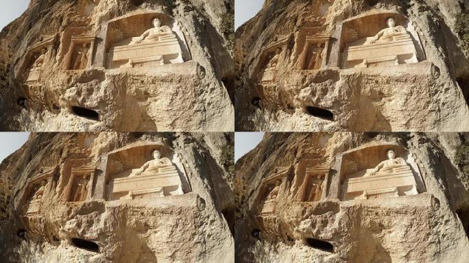 土耳其著名地标梅尔辛省壁龛中的岩石雕刻人物