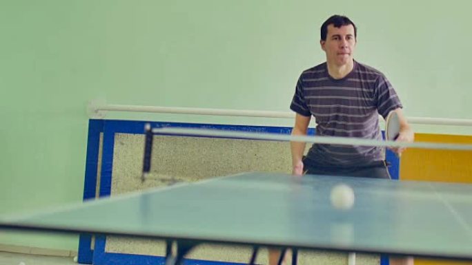 男子打运动员运动乒乓球慢动作视频反手