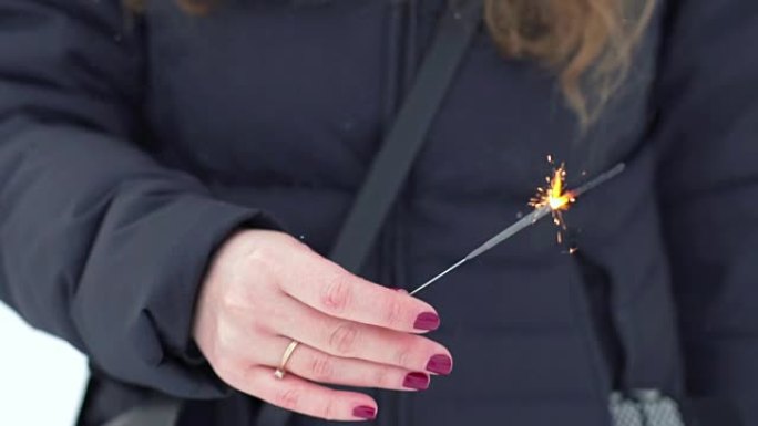 女人手握着烟火的特写镜头