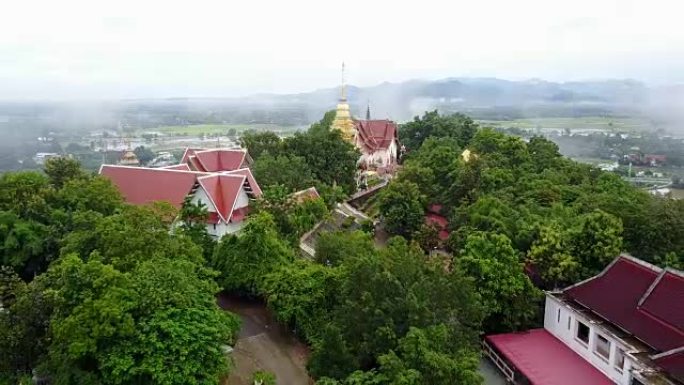 鸟瞰图，Wat Phra That Doi Saket temple和泰国清迈山上的雾运动。