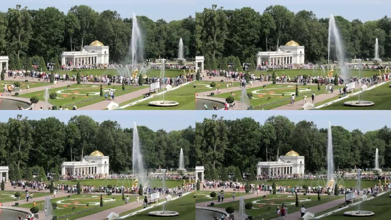 参孙和彼得霍夫的狮子喷泉，很多游客，俄罗斯圣彼得堡