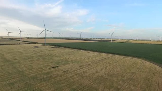 夏天麦田里的风力涡轮机。航空摄影测量