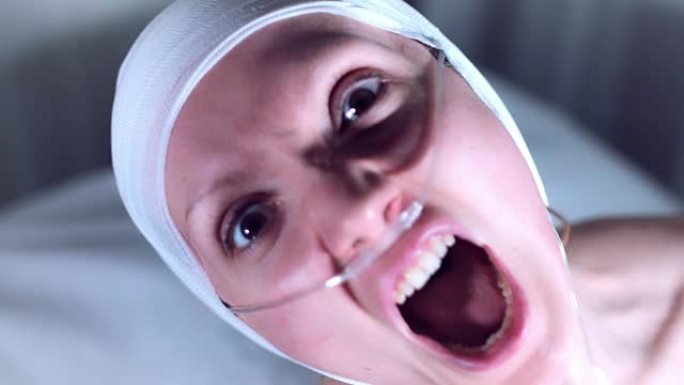 4k医院拍摄的带呼吸管的病妇在摄像机Psycho尖叫