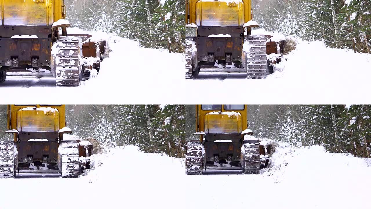 清除道路上的积雪。履带式拖拉机平地机清除道路上的积雪。