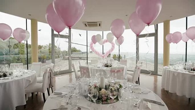 用粉色气球和鲜花装饰的豪华婚礼大厅