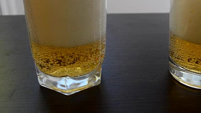 啤酒填充玻璃杯