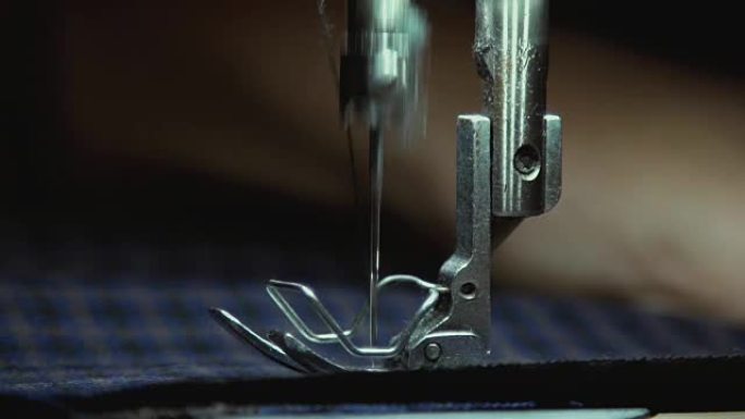 缝纫机零件的特写。脚针。针板