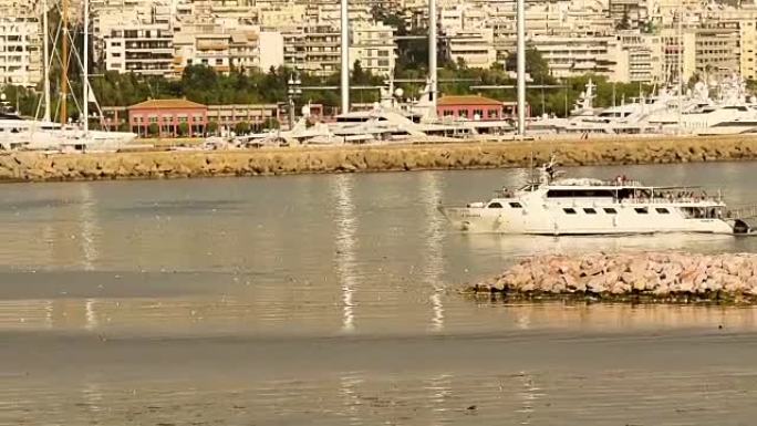游轮进入希腊的比雷埃夫斯港卡斯特拉。