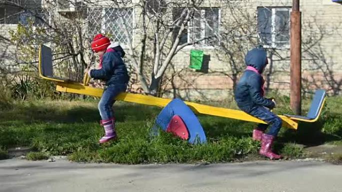 两个女孩有趣地在院子里荡秋千