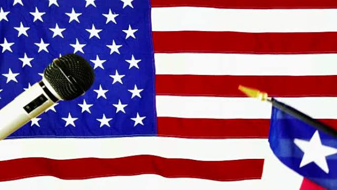 以美国国旗为背景的麦克风在政治集会上。