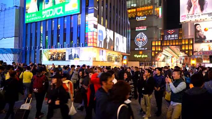 日本大阪夜街市场拥挤的人群