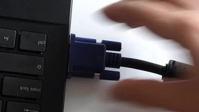VGA电缆连接到笔记本电脑，特写视图