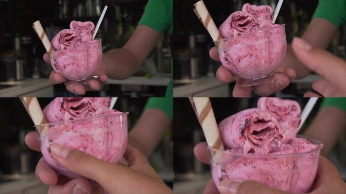 街头小贩给顾客提供美味的樱桃风味油炸冰淇淋