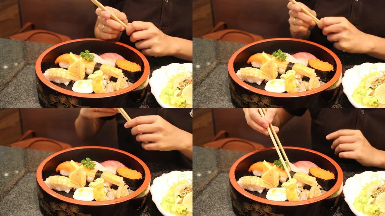 用一次性筷子拿着寿司