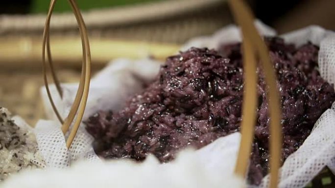 用竹篮蒸的紫色，白色和棕色矮胖的米饭