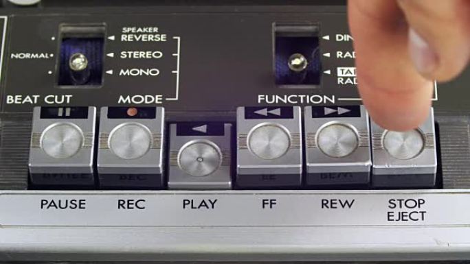 在老式录音机上按下播放、停止和录制按钮
