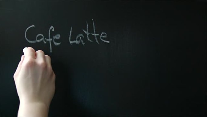 在黑板上写咖啡店菜单