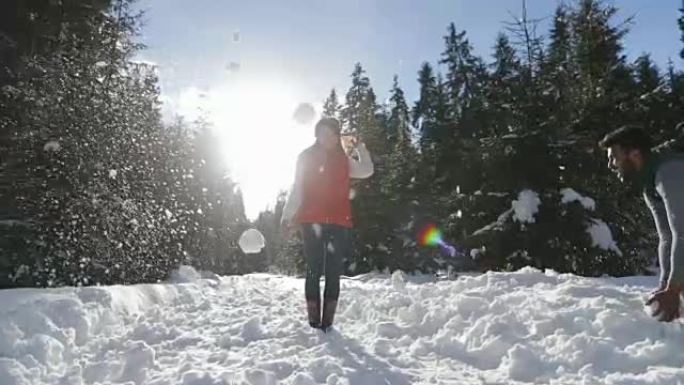 亚洲女人雪林年轻女孩玩得开心户外冬季松树林