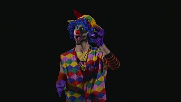 年轻有趣的小丑吹两个气球