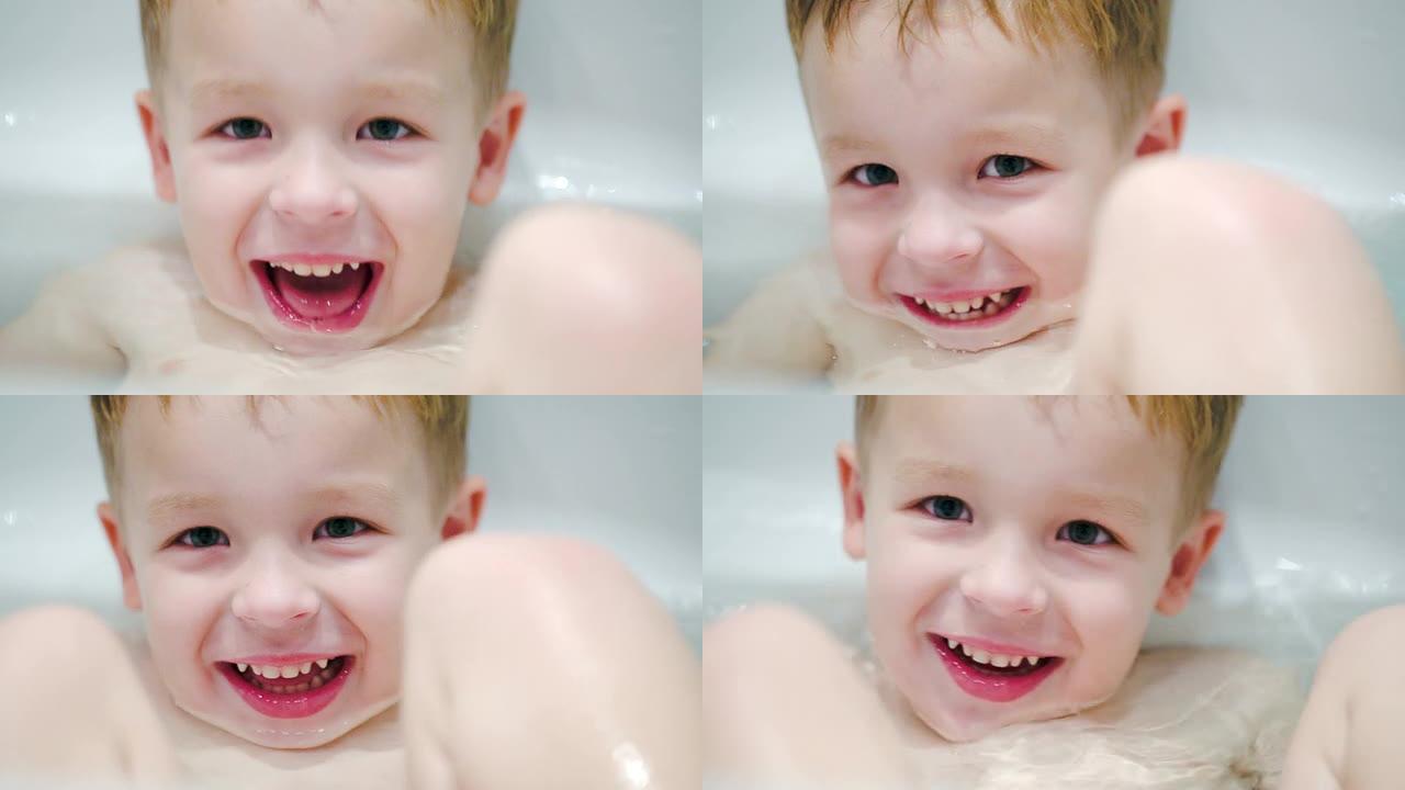 洗澡时笑的小男孩