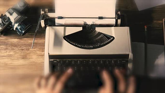 在老式打字机上键入电影脚本或书籍