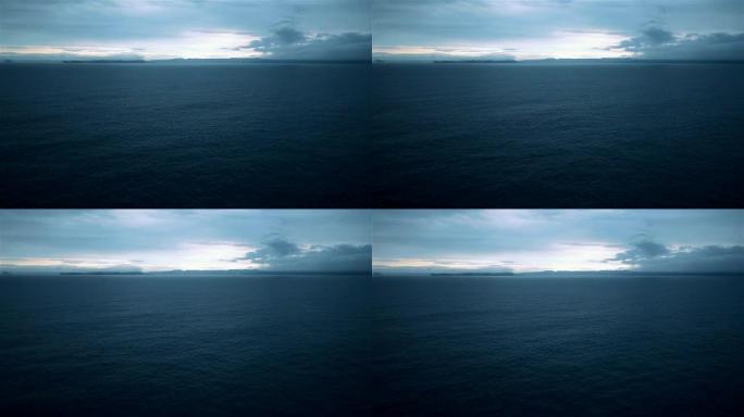 喜怒无常的海洋。黎明时黑暗喜怒无常的海洋的照片