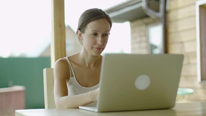 笔记本电脑上的女性视频会议