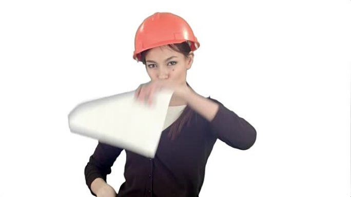戴安全帽的女工程师拿着纸在白色背景上做傻舞