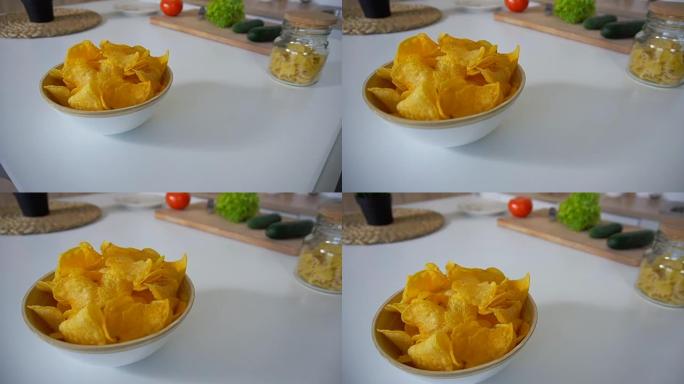 拍摄厨房桌子，厨房的砧板上放着薯条和蔬菜的盘子
