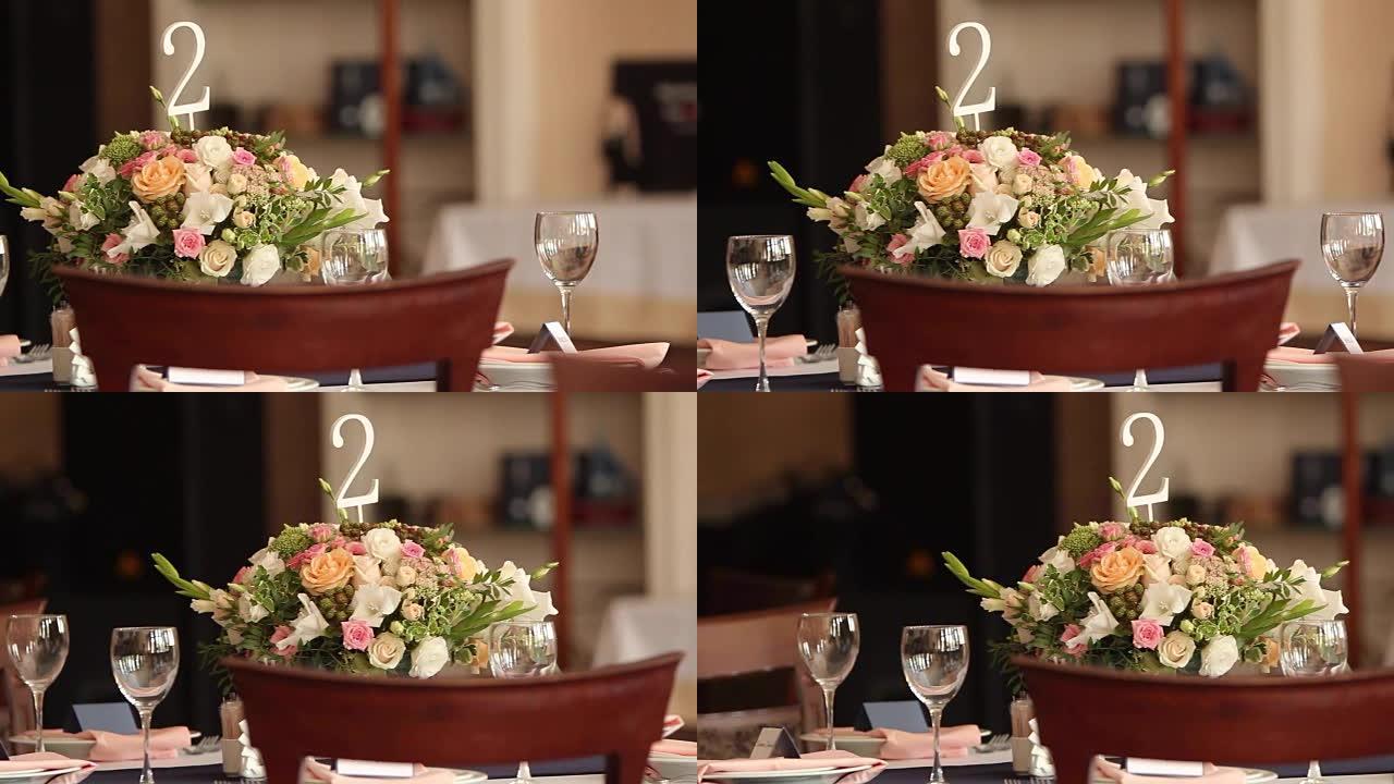 餐厅室内装饰的餐桌编号，用于婚礼或生日，颜色为白色和蓝色。接待和宴会前咖啡馆餐桌上的假日花店或玫瑰