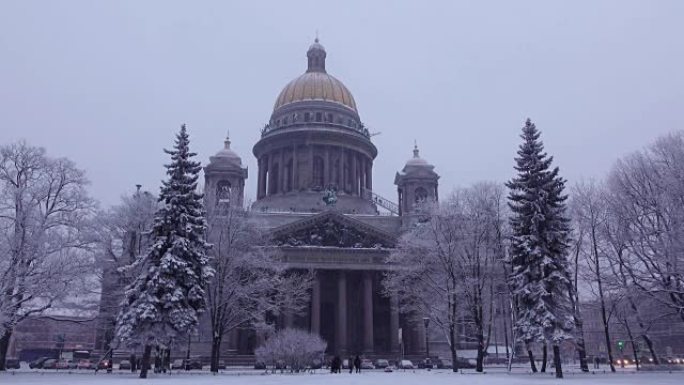 圣以撒大教堂。周围白雪皑皑的树木，冬季，昏暗的灯光