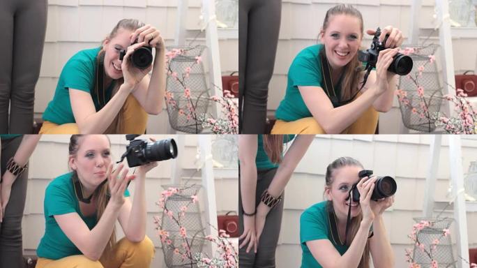 微笑的女摄影师拍照